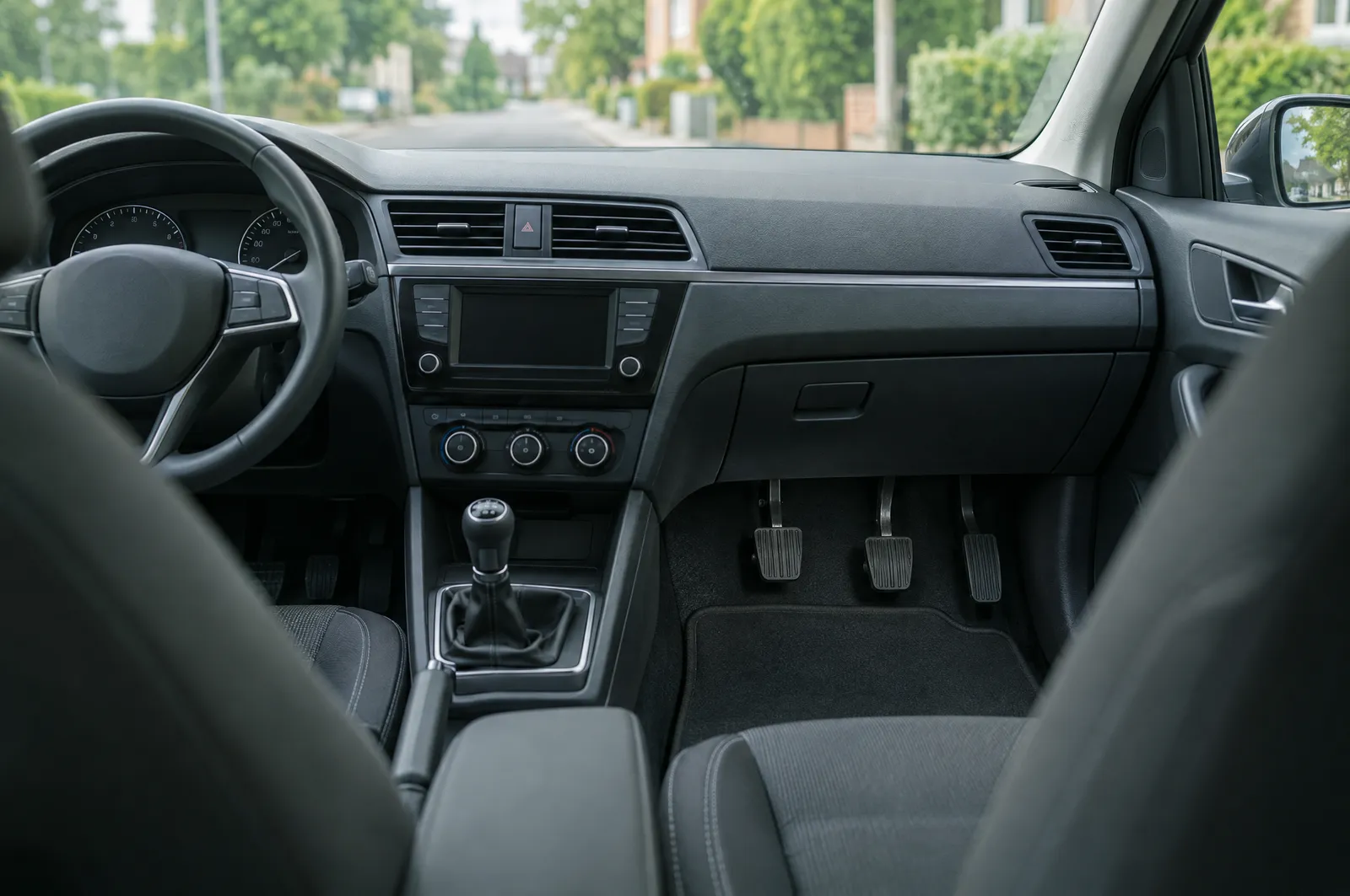 KI-generiertes Beispiel: Blick von hinten ins Cockpit eines Schaltwagens mit Pedalen und Schalthebel.